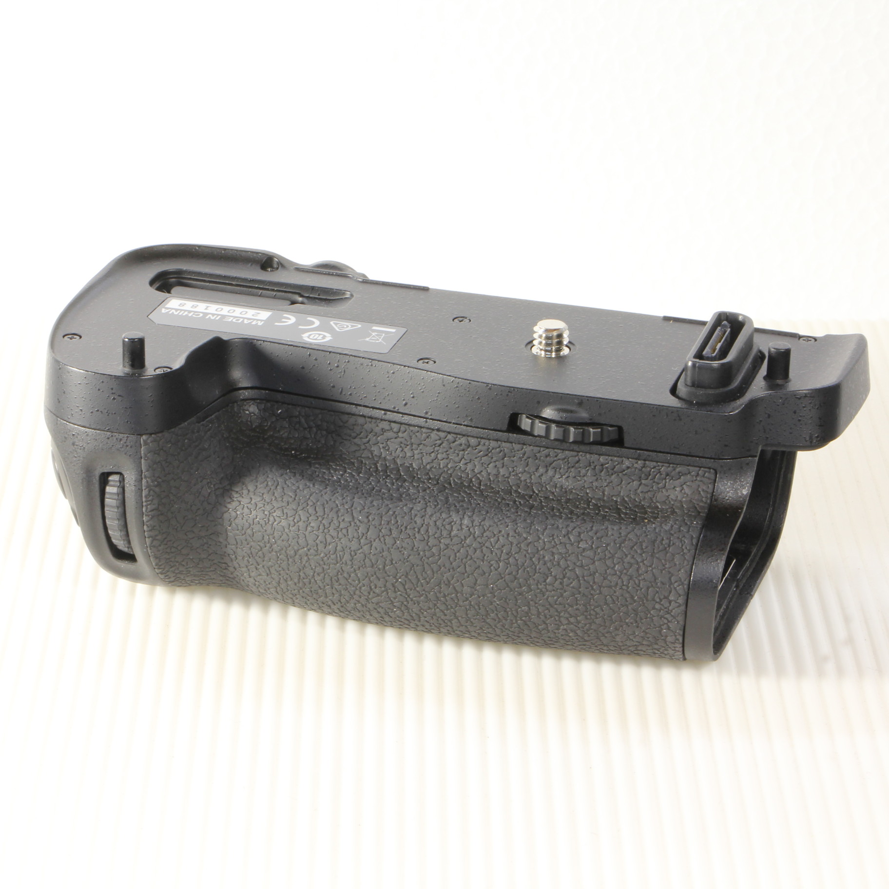 中古】MB-D16 (Nikon D750用バッテリーパック) [2133029023502