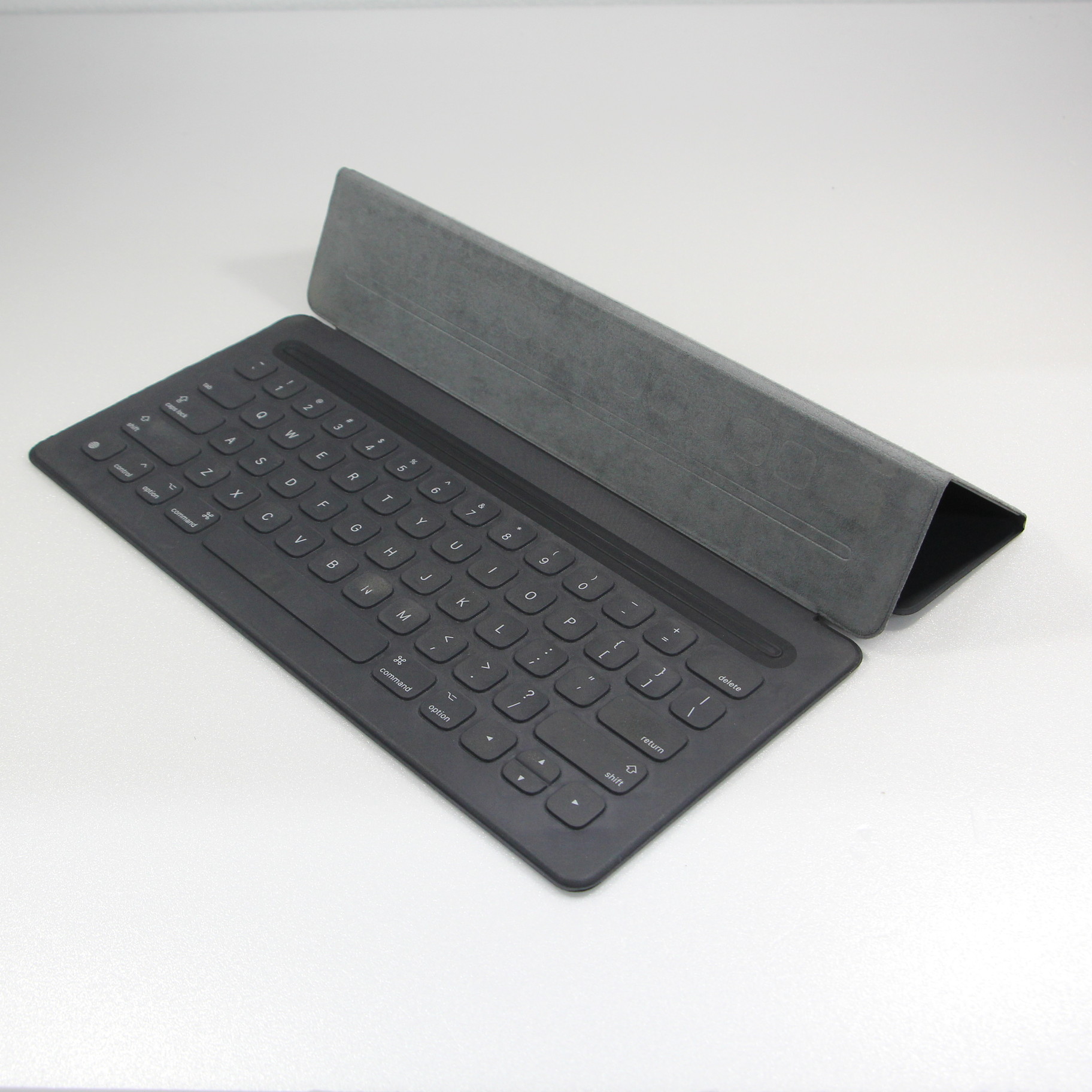 中古品〕 12.9インチ iPad Pro（第1・第2世代）用 Smart Keyboard 英語