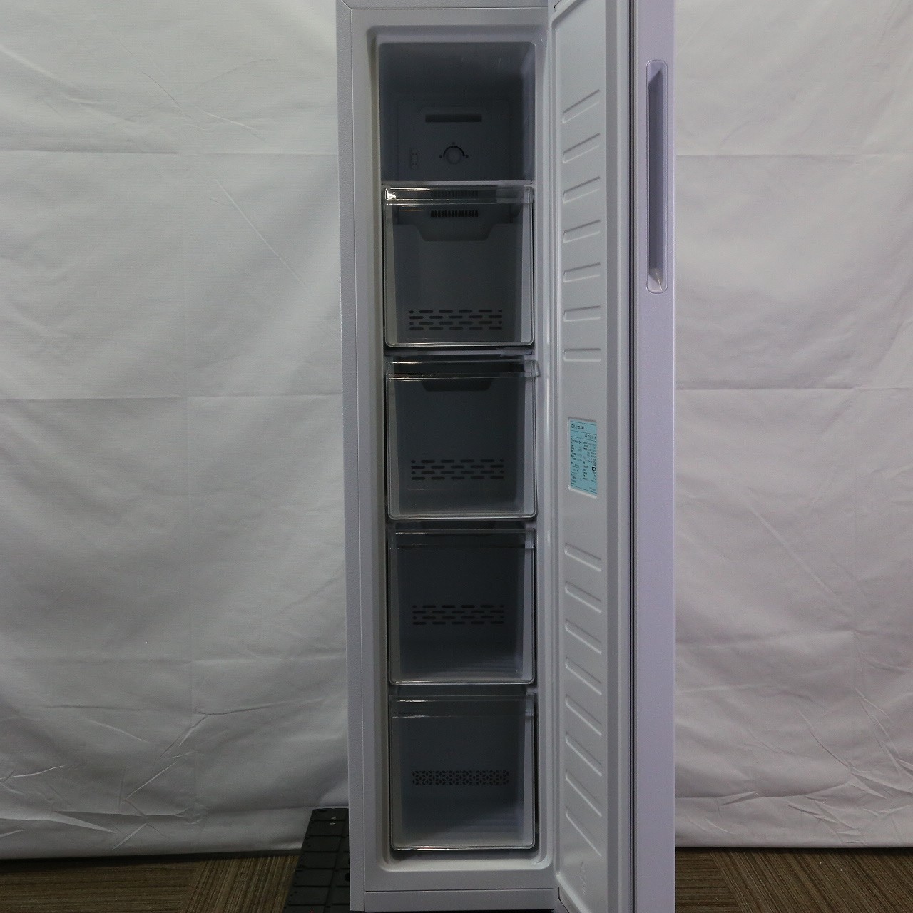 中古】〔展示品〕 スリムタイプ冷凍庫 102Lファン式 ホワイト AQF 