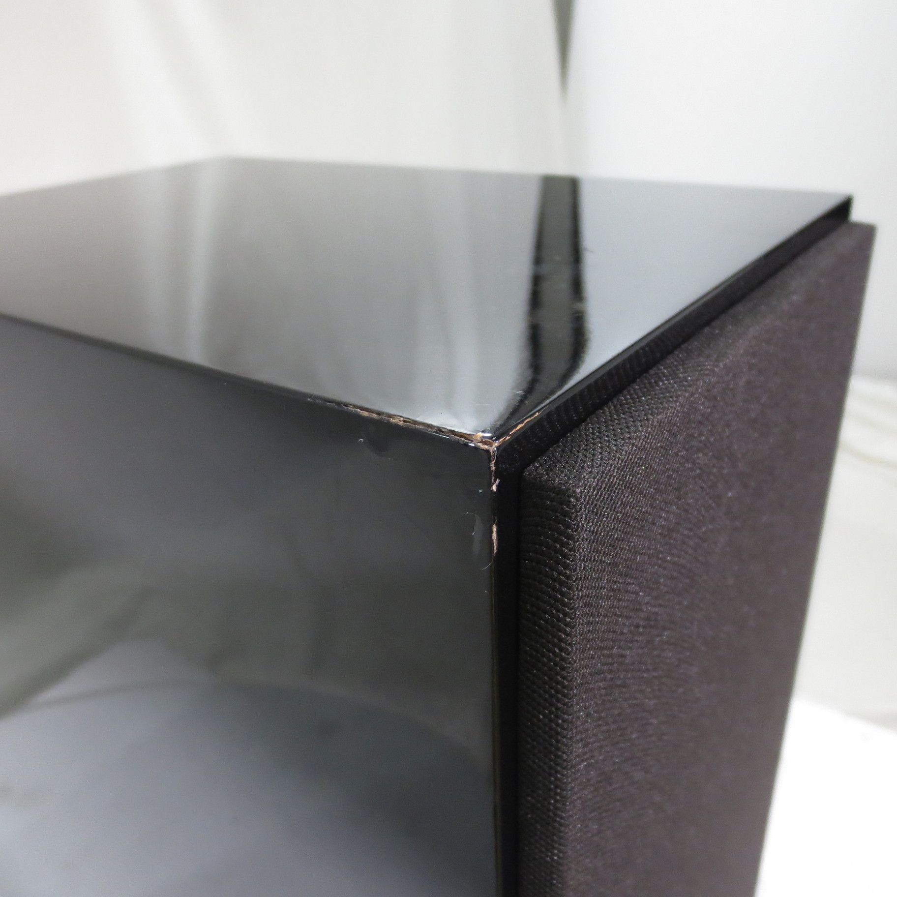 B&W 703S2 ピアノブラック／ペア　スピーカー本体良品、台座部分凹み傷あり B級特価品！【スピーカー】B&W、703S2 (PAIR)のご紹介です。