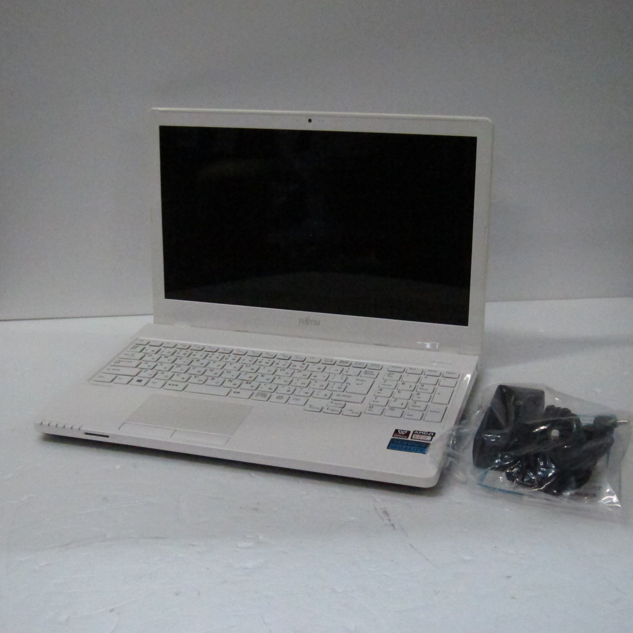 �i�����S�p�\�R�� LIFEBOOK AH30�^B3 FMVA30B3W �A�[�o���z���C�g �kWindows 10�l
