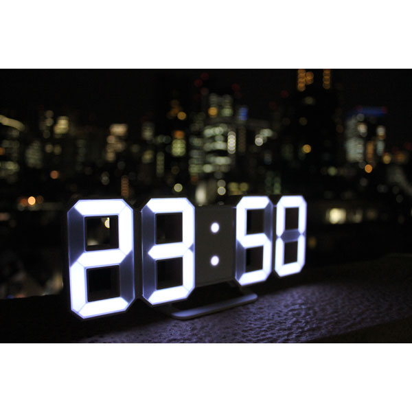 3DデザインのLEDデジタル時計 Tri Clock｜の通販はソフマップ