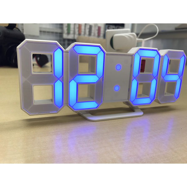 3DデザインのLEDデジタル時計 Tri Clock｜の通販はソフマップ