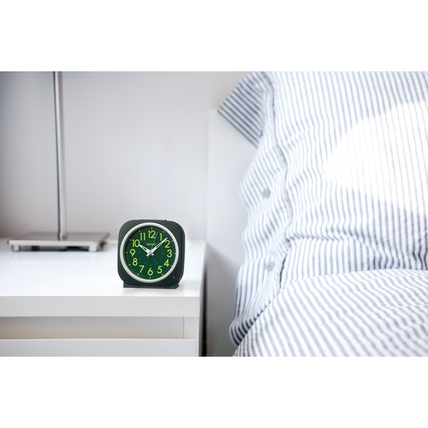 目覚まし時計 【夜でも見える（自動点灯タイプ）】 黒メタリック