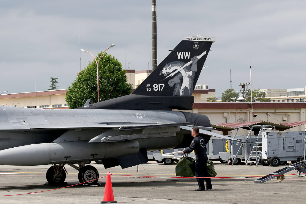 1/144 アメリカ空軍戦闘機 F-16C ファイティングファルコン 三沢基地