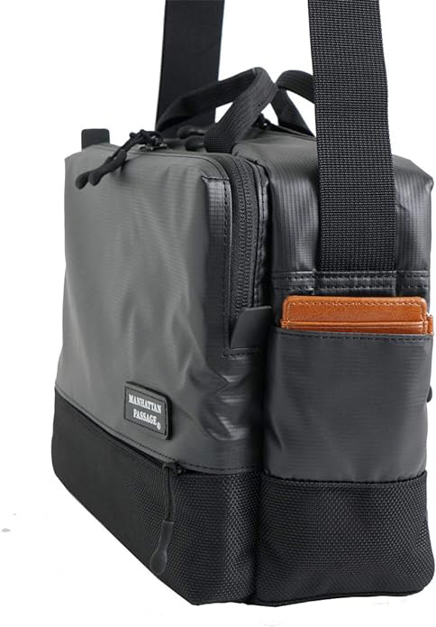 B5ショルダーバッグ Plus2.1 MANHATTAN PASSAGE（マンハッタン