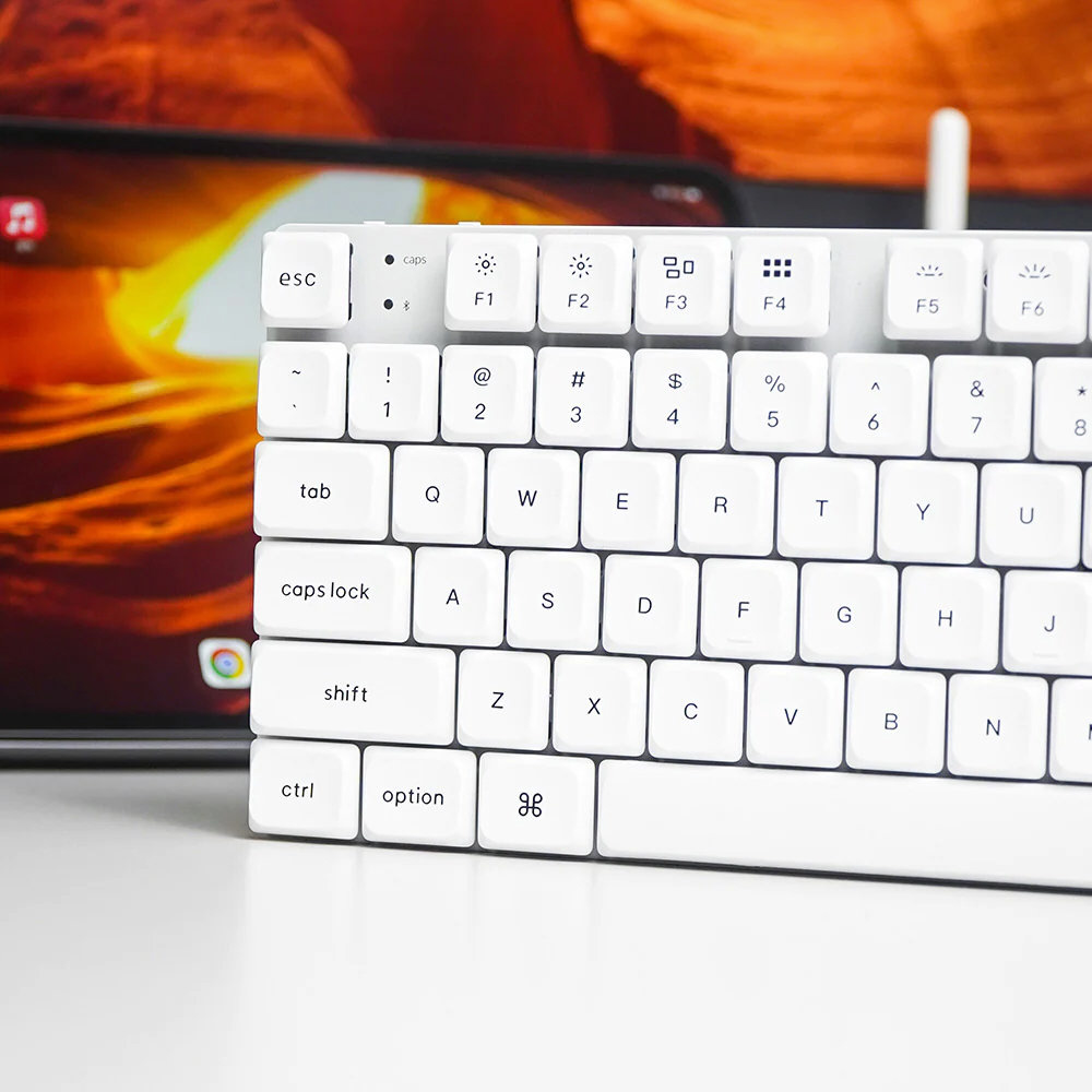 キーボード K1 SE(ダブルショットPBTキーキャップ搭載) White LED(茶軸・英語配列) K1SE-A3Z-US ［有線・ワイヤレス  /Bluetooth・USB］｜の通販はソフマップ[sofmap]