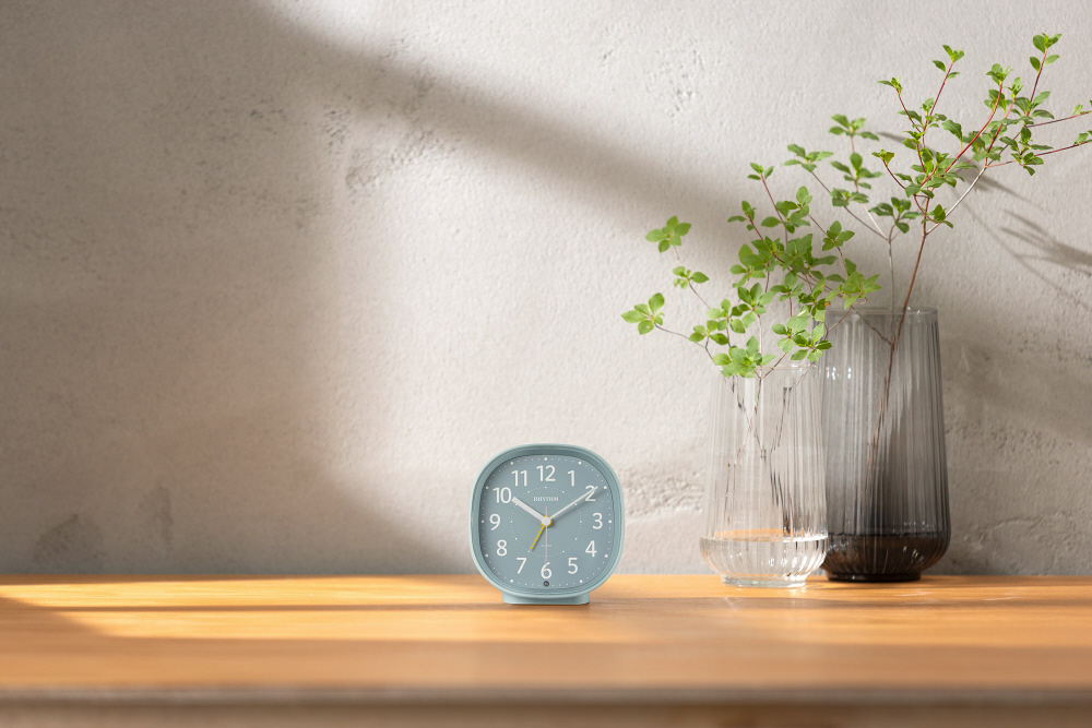 見やすい静かな目覚まし時計 RHYTHM 青 8RE674SR04 ［アナログ］｜の