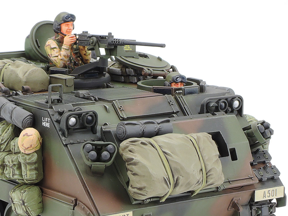 1 35 完成品 M2A2 デザートブラッドレー 戦車 タミヤ プラモデル - 模型