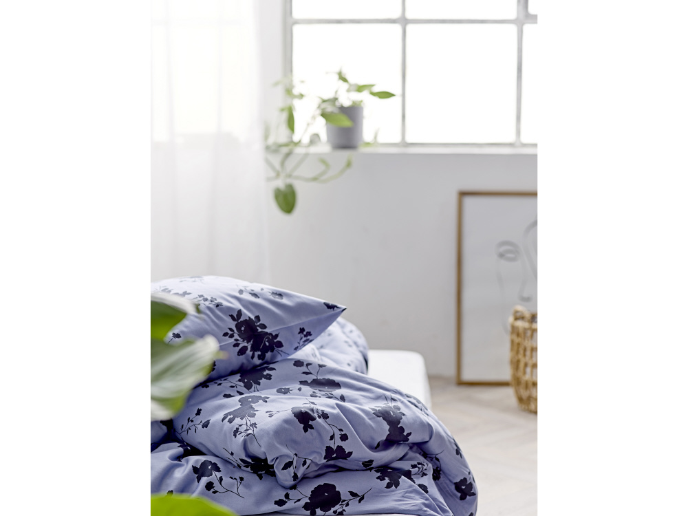 掛け布団カバー＆枕カバー 140x220 Rose Sky Blue Sodahl ソダール スカイブルー 24484 Sodahl ソダール 140x220 Rose Sky Blue スカイブルー 世界の見本市でのデザイントレンド カラーチャートをフィードバックし あらゆる素材を使ってトレンドデザインを創りだしている by OEKO TEX エコテックス スタンダード100 安全の為ツマミ部分を無くしています